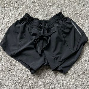 Black Lululemon Hottyhot sz 2 (no tag), 4” inseam.